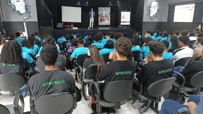Alunos na palestra com o Dr. Giovanni Cesar