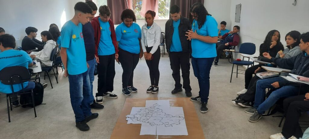 Imagem dos alunos na conscientização no combate a violência sexual.