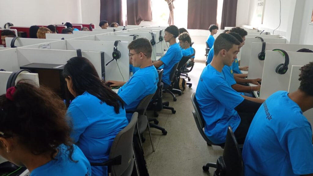 Alunos Pró-Formação 49 no laboratório de informática